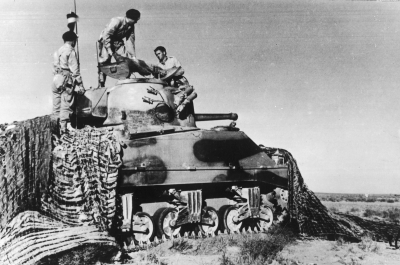 L&#039;armata polacca nel Vicino Oriente - le esercitazioni della 2. Brigata Indipendente Corazzata nel deserto egiziano. Mimetizzazione del carroarmato M4 Sherman nel deserto.