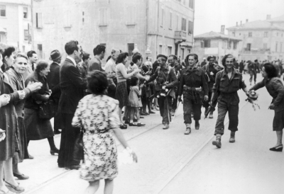 2° Corpo d&#039;Armata Polacco nella battaglia di Bologna - l&#039;arrivo dei soldati polacchi in citta&#039;. I soldati della 5. Divisione Fanteria Kresowa salutati dagli abitanti di Bologna.